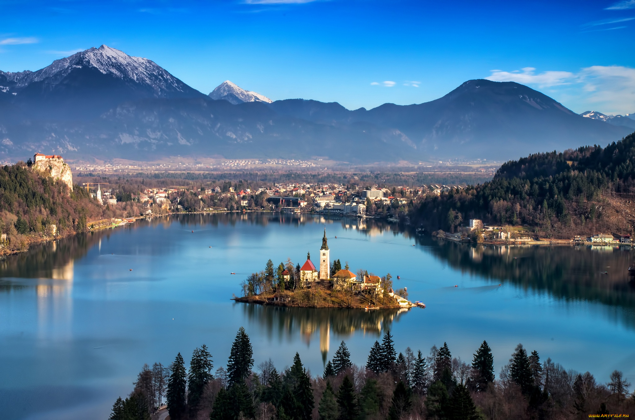 Город озера достопримечательности. Озеро Блед. Блед Словения. Озеро блёд Словения. Словакия озеро Блед.